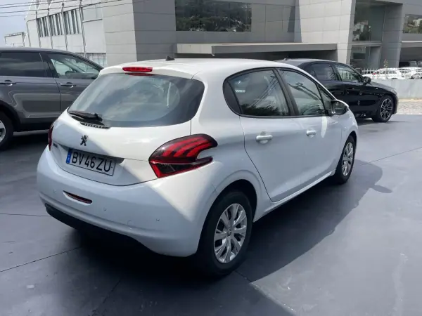 Peugeot 208 2019 - 11900 EUR, 56000 km - AUTO.MOTO.pt - 56000km - foto 4 de 13