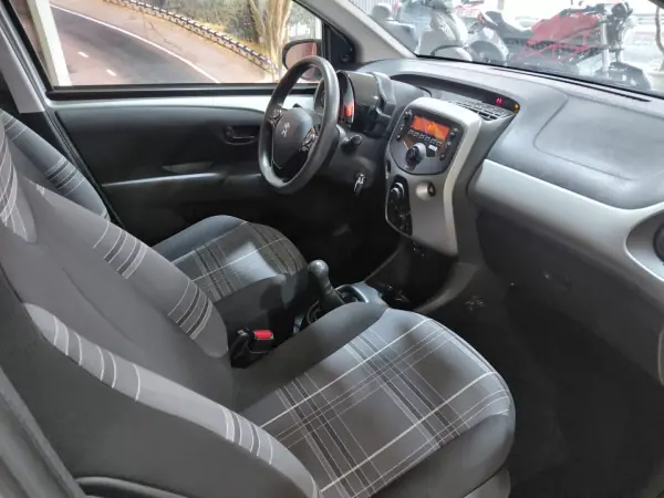 Peugeot 108 2017 - 9990 EUR, 99000 km - AUTO.MOTO.pt - 99000km - foto 11 de 14