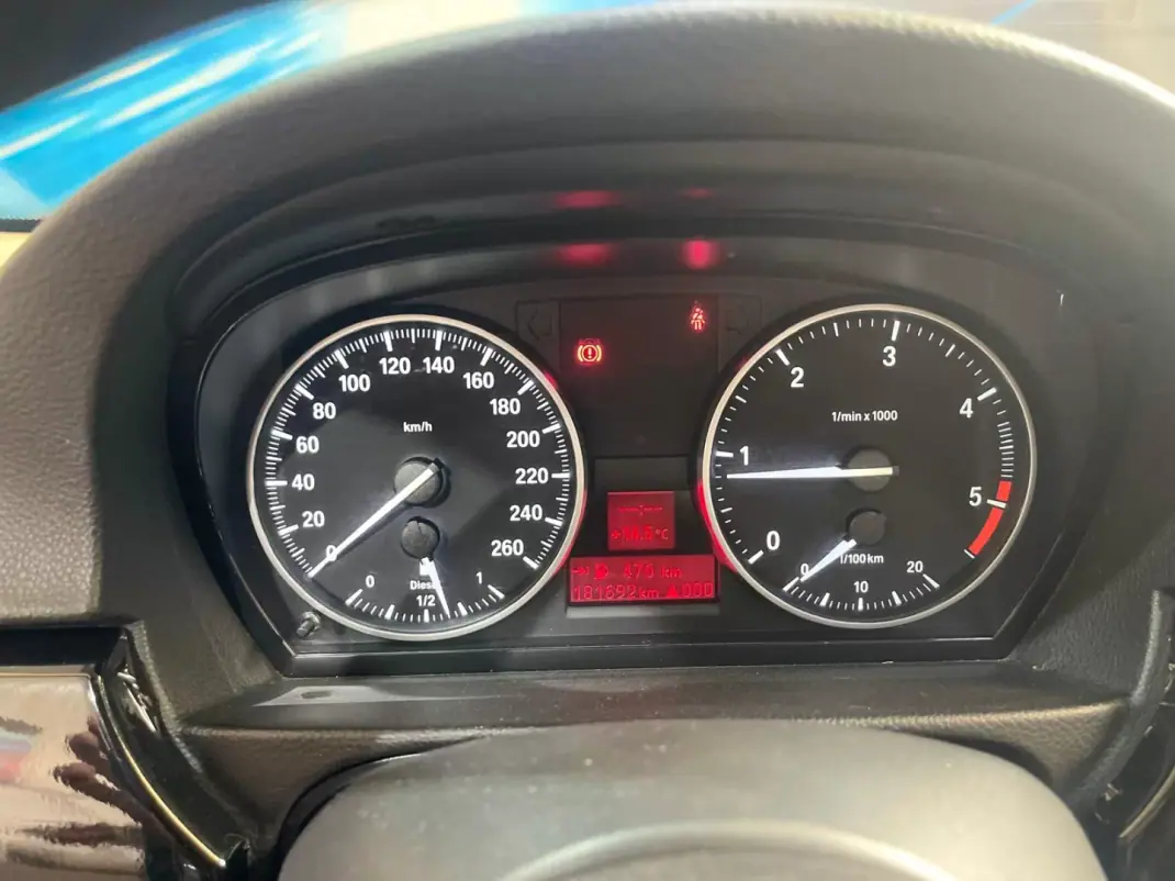 BMW 318 2010 - 10999 EUR, 181000 km - AUTO.MOTO.pt - 181000km - foto 39 de 46