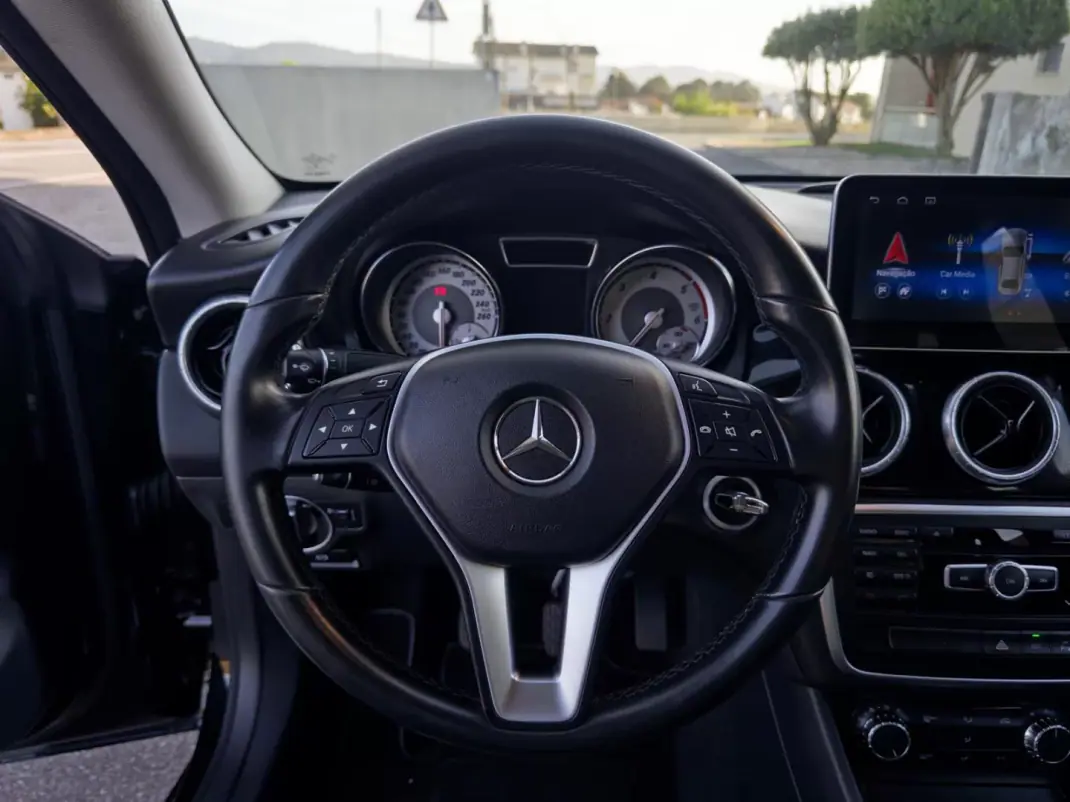 Mercedes-Benz CLA 180 2014 - 16990 EUR, 145000 km - AUTO.MOTO.pt - 145000km - foto 16 de 32