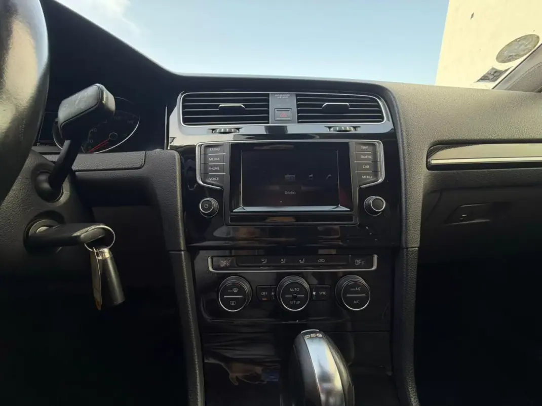 Volkswagen Golf 2014 - 15500 EUR, 143946 km - AUTO.MOTO.pt - 143946km - foto 14 de 23