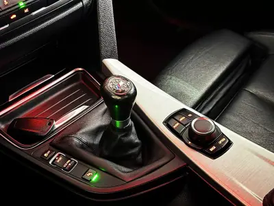 BMW 318 2013 - 16990 EUR, 249800 km - AUTO.MOTO.pt - 249800km - foto 26 de 38