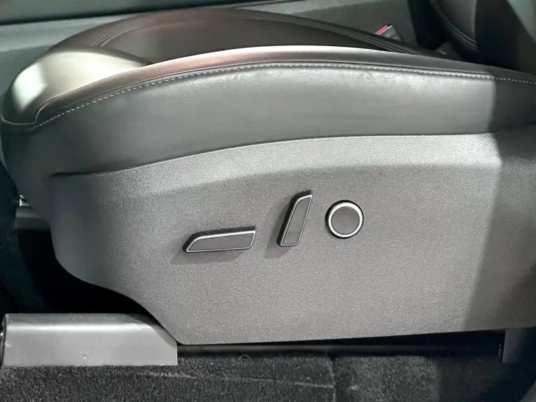 Tesla Model Y 2023 - 42900 EUR, 41470 km - AUTO.MOTO.pt - 41470km - foto 12 de 35