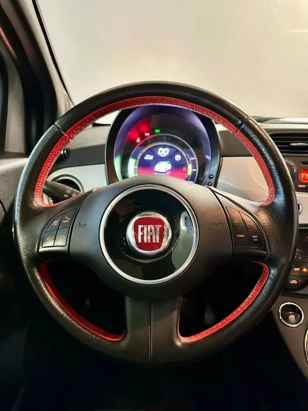 Fiat 500e 2015 - 10750 EUR, 89000 km - AUTO.MOTO.pt - 89000km - foto 13 de 26