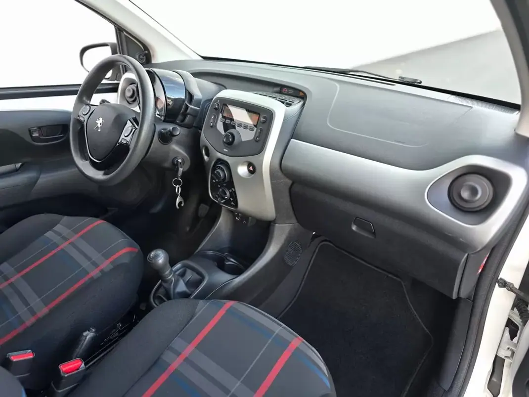 Peugeot 108 2014 - 6750 EUR, 58030 km - AUTO.MOTO.pt - 58030km - foto 13 de 28