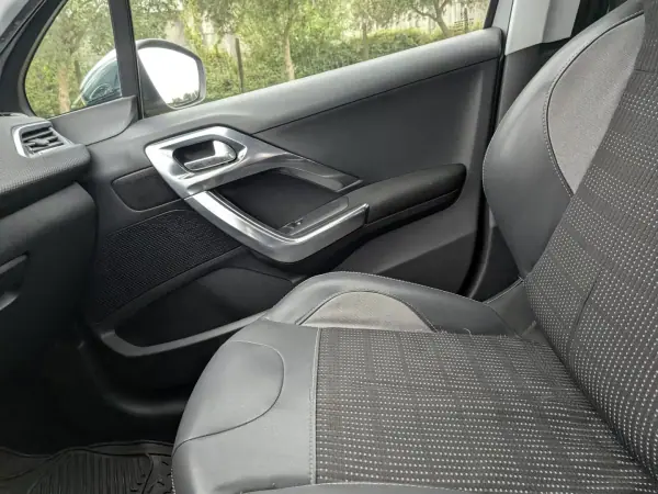 Peugeot 2008 2015 - 10990 EUR, 100000 km - 100000km - foto 14 de 14
