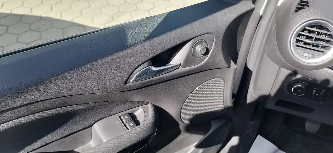 Opel Adam 2019 - 12800 EUR, 15040 km - AUTO.MOTO.pt - 15040km - foto 11 de 12