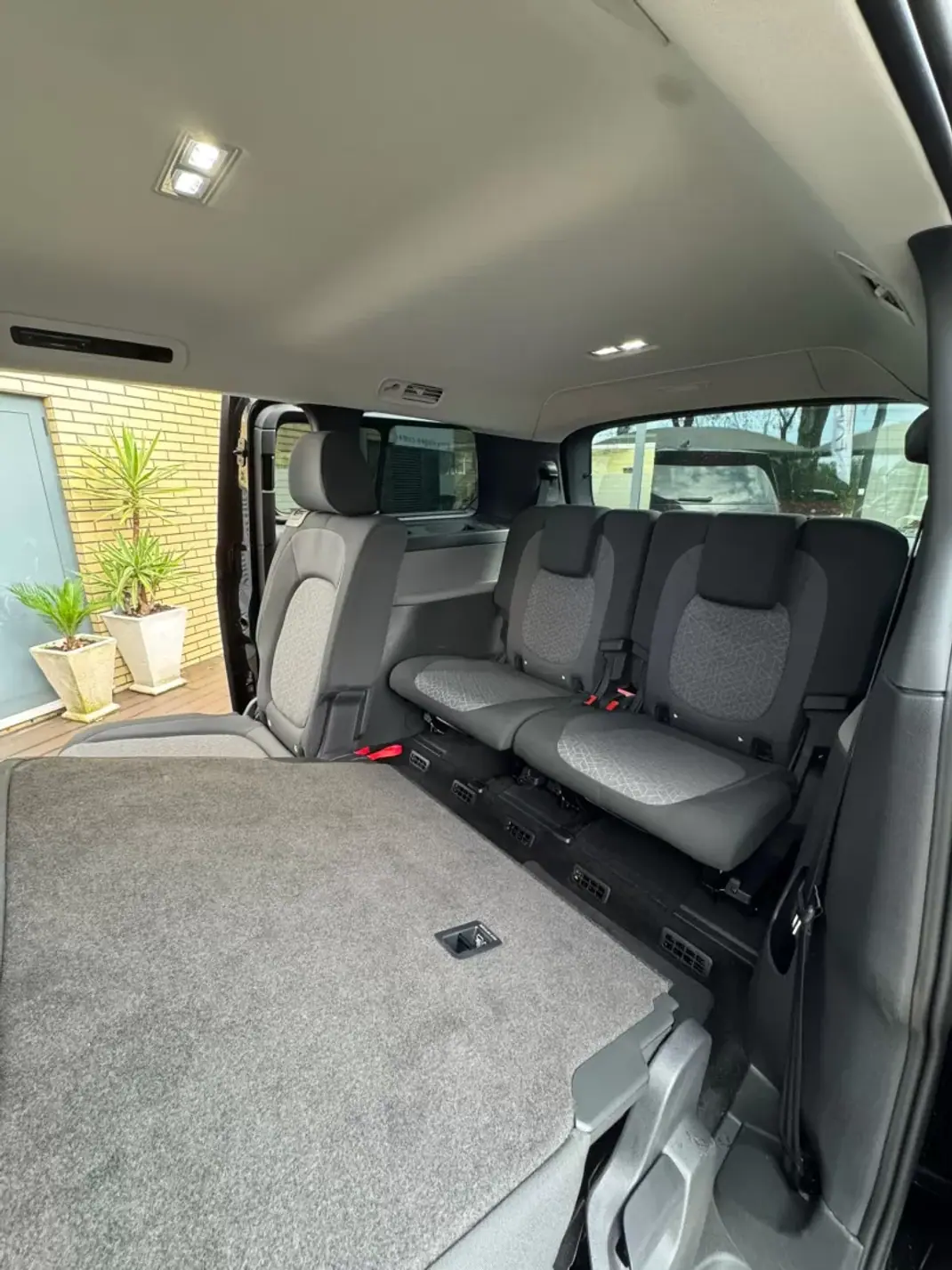 Volkswagen ID.Buzz 2025 - 59700 EUR, 15500 km - AUTO.MOTO.pt - 15500km - foto 11 de 14