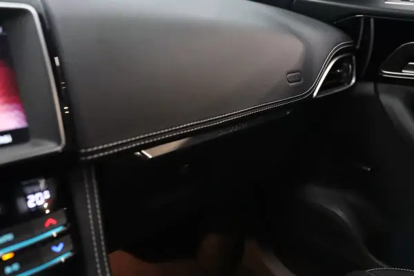 Jaguar F-Pace 2018 - 33900 EUR, 70000 km - AUTO.MOTO.pt - 70000km - foto 17 de 39