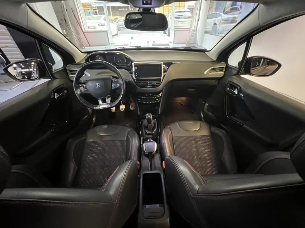 Peugeot 2008 2017 - 10990 EUR, 95000 km - 95000km - foto 6 de 43