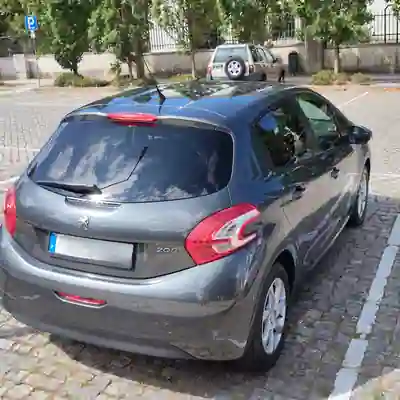 Peugeot 208 2014 - 6500 EUR, 255000 km - AUTO.MOTO.pt - 255000km - foto 3 de 11