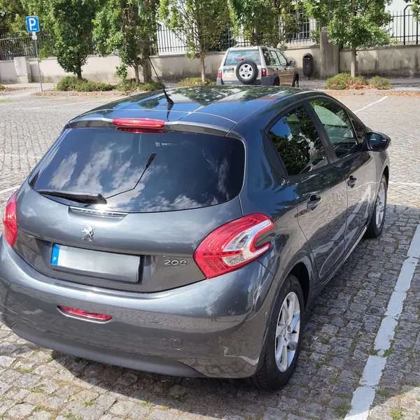 Peugeot 208 2014 - 6500 EUR, 255000 km - AUTO.MOTO.pt - 255000km - foto 3 de 11