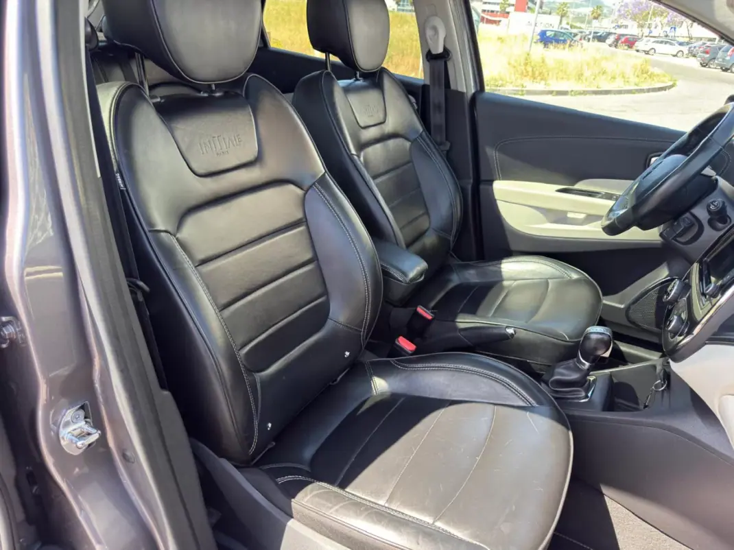 Renault Captur 2017 - 14750 EUR, 95250 km - AUTO.MOTO.pt - 95250km - foto 10 de 48