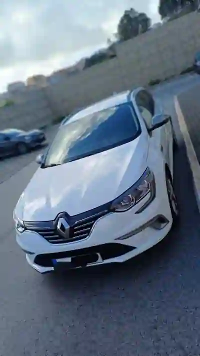 Renault Mégane 2018 - 12000 EUR, 124500 km - AUTO.MOTO.pt - 124500km - foto 10 de 17