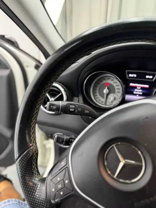 Mercedes-Benz GLA 200 2014 - 14000 EUR, 265000 km - AUTO.MOTO.pt - 265000km - foto 18 de 20