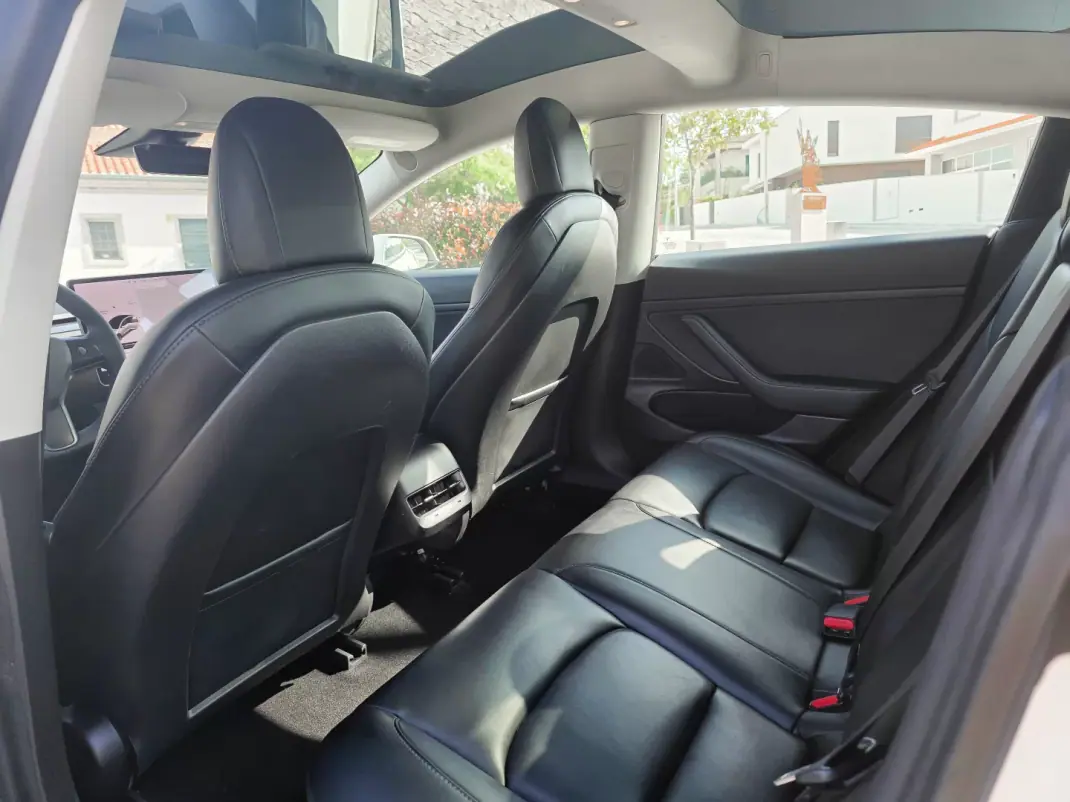 Tesla Model 3 2021 - 24990 EUR, 113300 km - AUTO.MOTO.pt - 113300km - foto 18 de 26