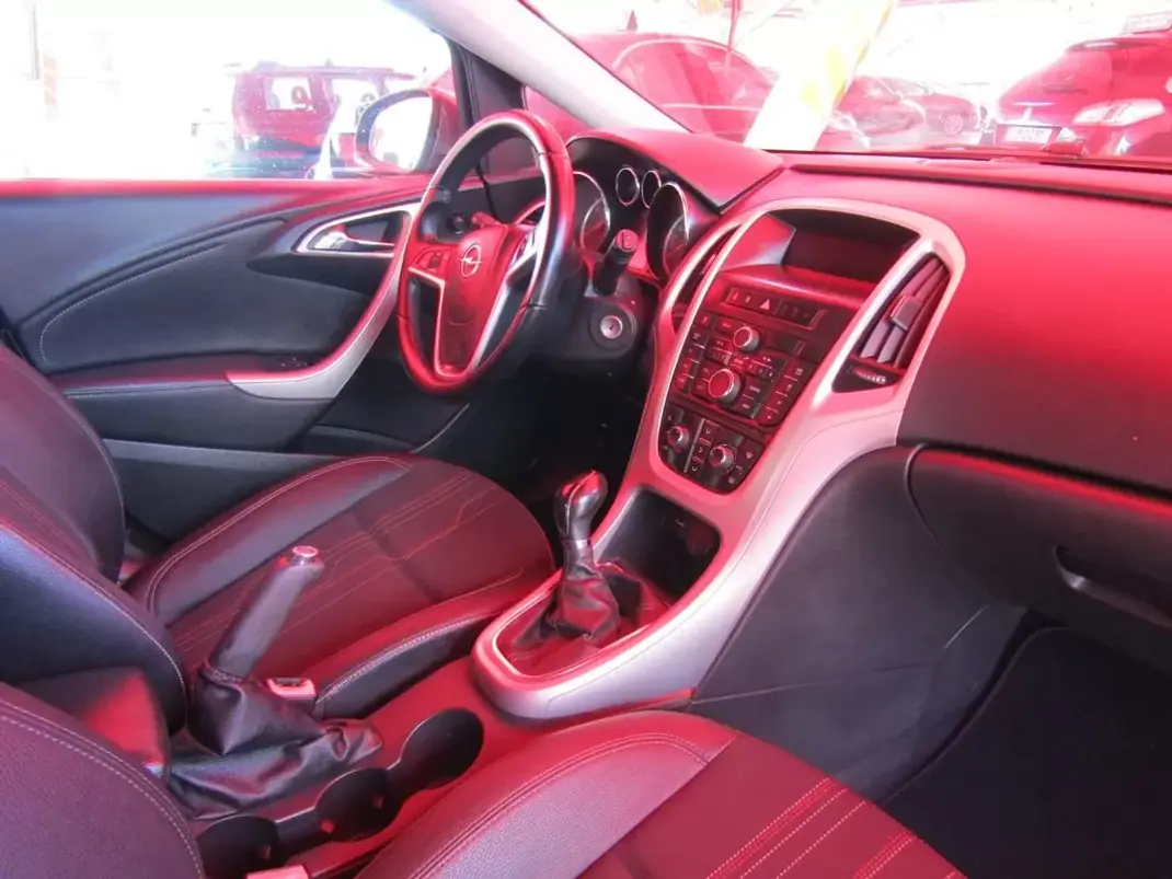Opel Astra Sports Tourer 2012 - 6479 EUR, 245329 km - 245329km - foto 8 de 14