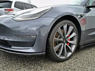Tesla Model 3 2020 - 30400 EUR, 105371 km - AUTO.MOTO.pt - 105371km - foto 11 de 26