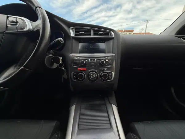 Citroën C4 2015 - 11950 EUR, 139224 km - AUTO.MOTO.pt - 139224km - foto 11 de 17