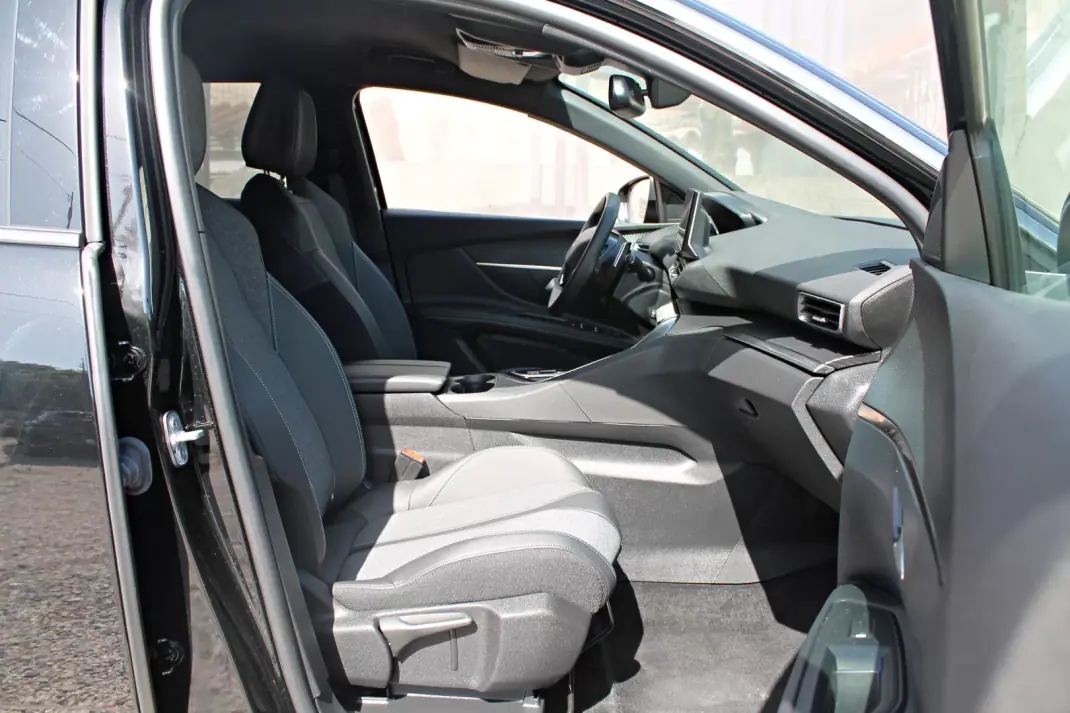 Peugeot 3008 2024 - 27480 EUR, 21284 km - 21284km - foto 12 de 17