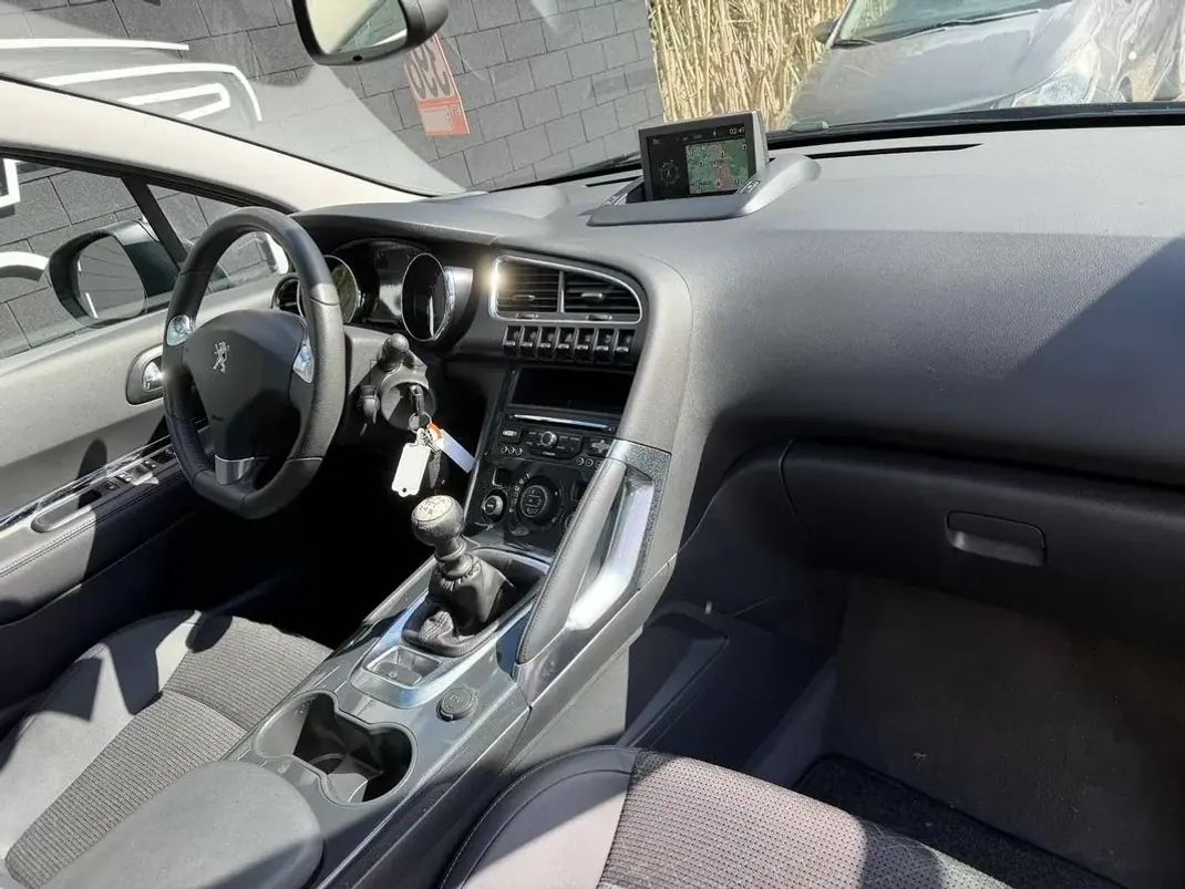 Peugeot 3008 2016 - 9890 EUR, 64898 km - AUTO.MOTO.pt - 64898km - foto 7 de 13