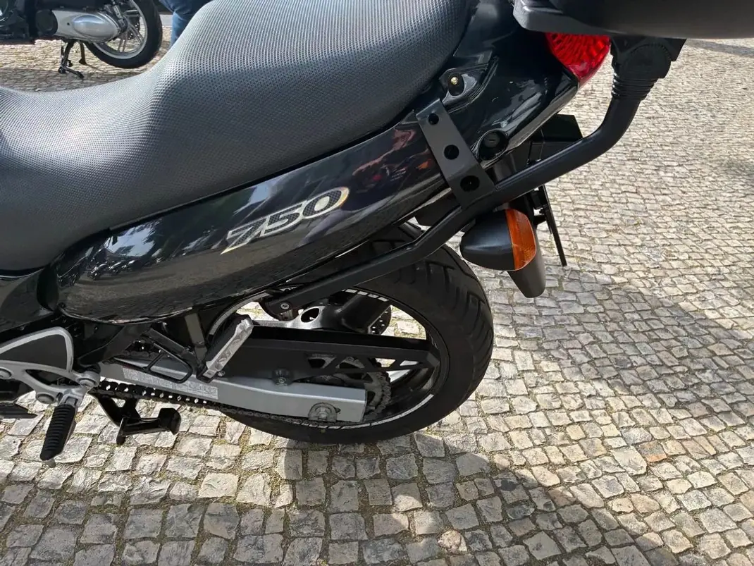 Suzuki GSX 1250FA 2000 - 1900 EUR, 41199 km - AUTO.MOTO.pt - 41199km - foto 5 de 18