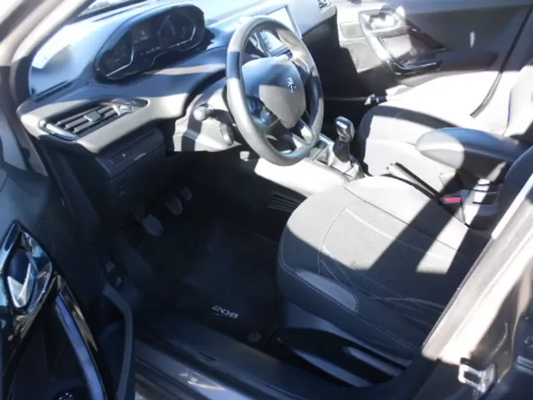 Peugeot 208 2013 - 9900 EUR, 99398 km - AUTO.MOTO.pt - 99398km - foto 10 de 12