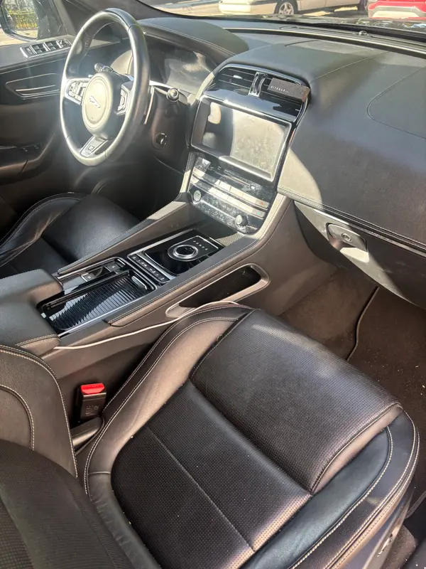 Jaguar F-Pace 2019 - 22900 EUR, 98500 km - 98500km - foto 8 de 13
