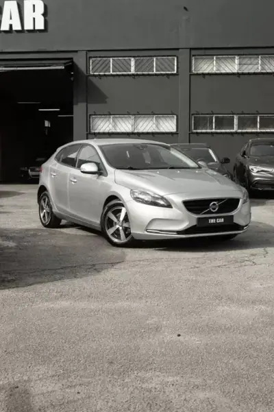 Volvo V40 2013 - 10999 EUR, 275270 km - AUTO.MOTO.pt - 275270km - foto 4 de 24