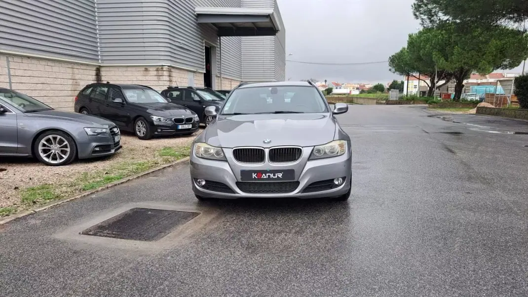 BMW 320 2010 - 11980 EUR, 157813 km - AUTO.MOTO.pt - 157813km - foto 12 de 41