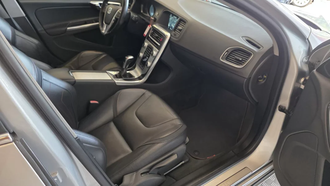 Volvo V60 2015 - 11900 EUR, 314478 km - AUTO.MOTO.pt - 314478km - foto 50 de 60