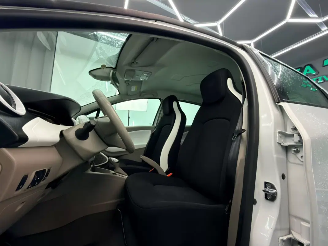 Renault Zoe 2017 - 10500 EUR, 57000 km - AUTO.MOTO.pt - 57000km - foto 15 de 17