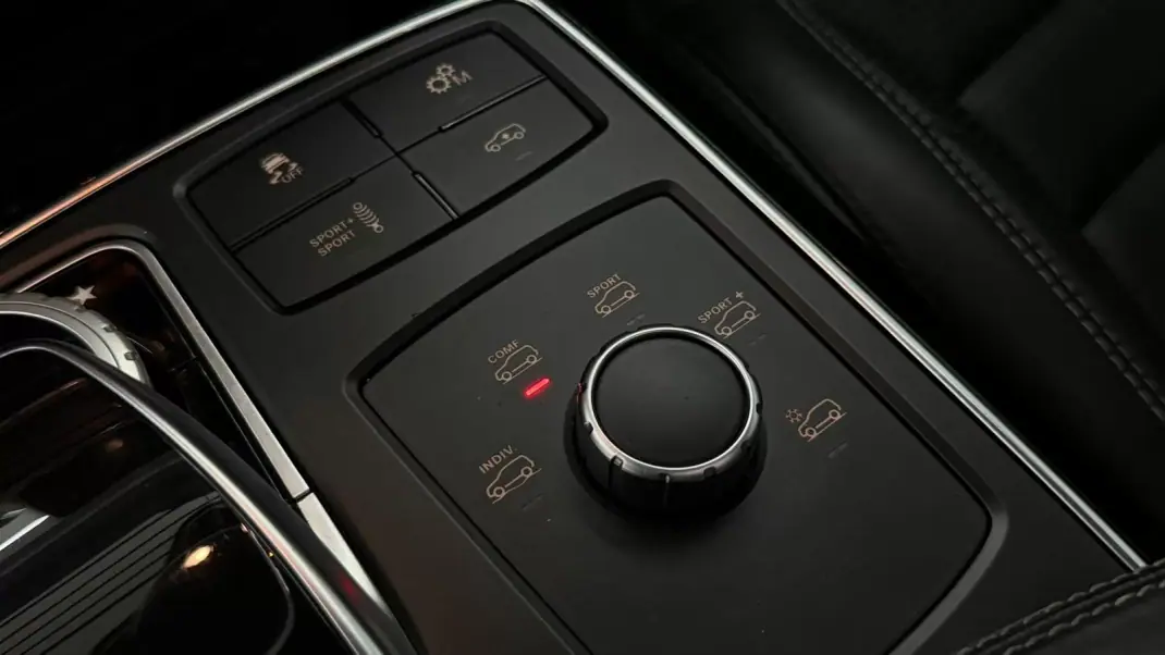 Mercedes-Benz GLE 63 AMG 2015 - 99990 EUR, 149475 km - AUTO.MOTO.pt - 149475km - foto 39 de 42