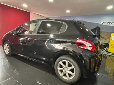 Peugeot 208 2014 - 8500 EUR, 125429 km - AUTO.MOTO.pt - 125429km - foto 3 de 17