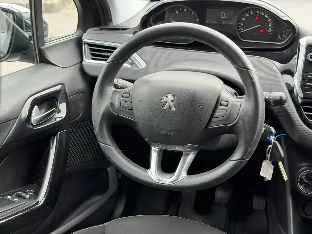 Peugeot 208 2017 - 10900 EUR, 72148 km - 72148km - foto 17 de 17