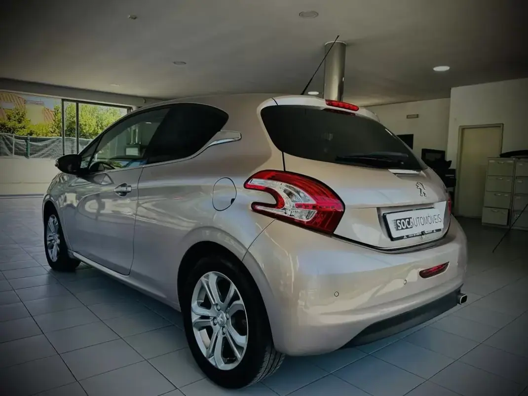 Peugeot 208 2014 - 9890 EUR, 177265 km - 177265km - foto 5 de 22