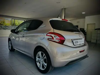 Peugeot 208 2014 - 9890 EUR, 177265 km - 177265km - foto 5 de 22