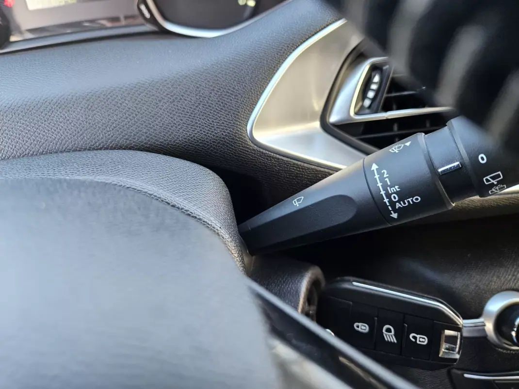 Peugeot 308 SW 2019 - 13800 EUR, 77780 km - AUTO.MOTO.pt - 77780km - foto 43 de 44