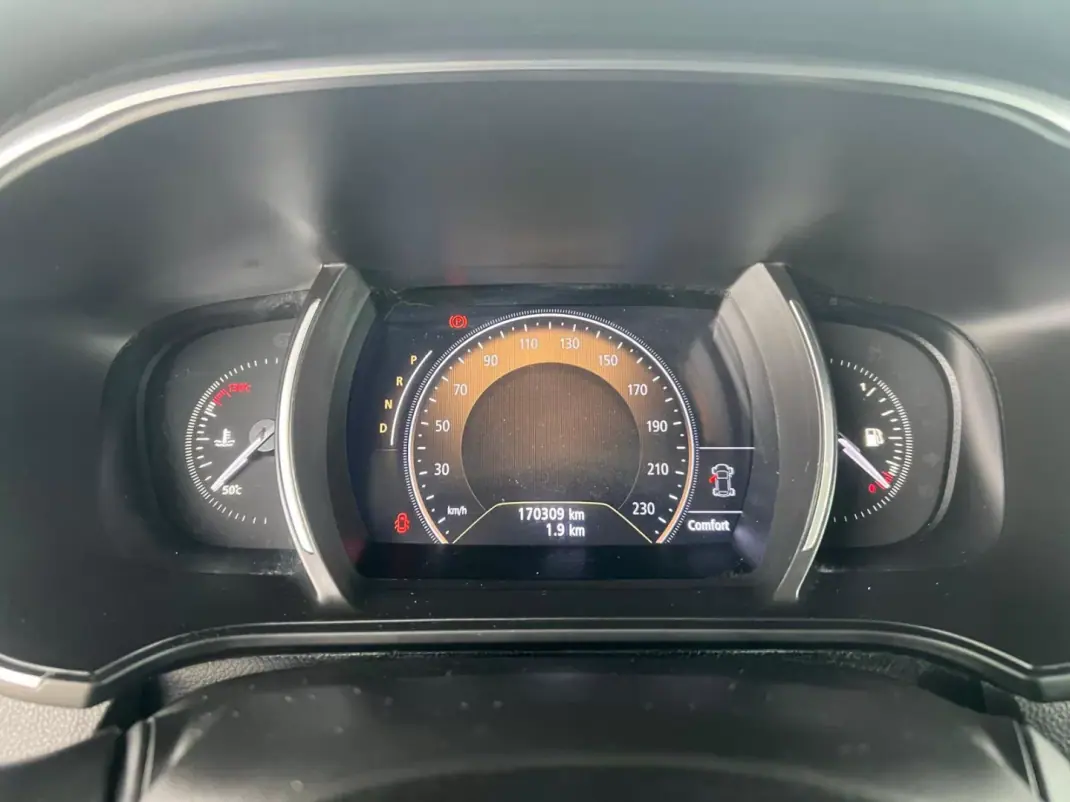 Renault Mégane 2018 - 14500 EUR, 170000 km - AUTO.MOTO.pt - 170000km - foto 9 de 12