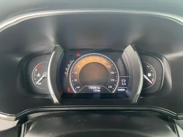 Renault Mégane 2018 - 14500 EUR, 170000 km - AUTO.MOTO.pt - 170000km - foto 9 de 12