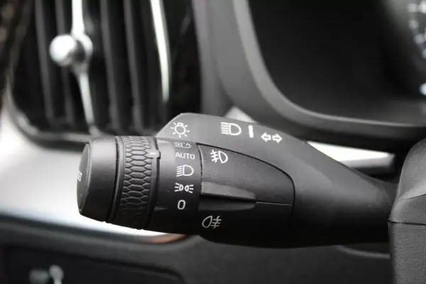 Volvo XC 60 2020 - 33990 EUR, 168000 km - AUTO.MOTO.pt - 168000km - foto 28 de 37