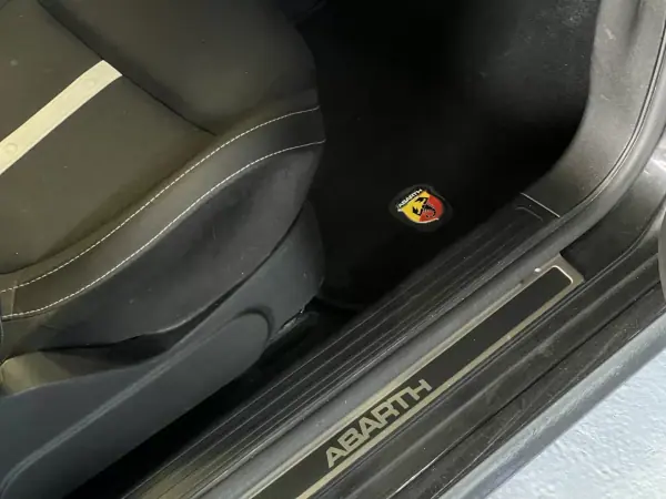 Abarth 500 2016 - 15990 EUR, 90000 km - AUTO.MOTO.pt - 90000km - foto 39 de 48