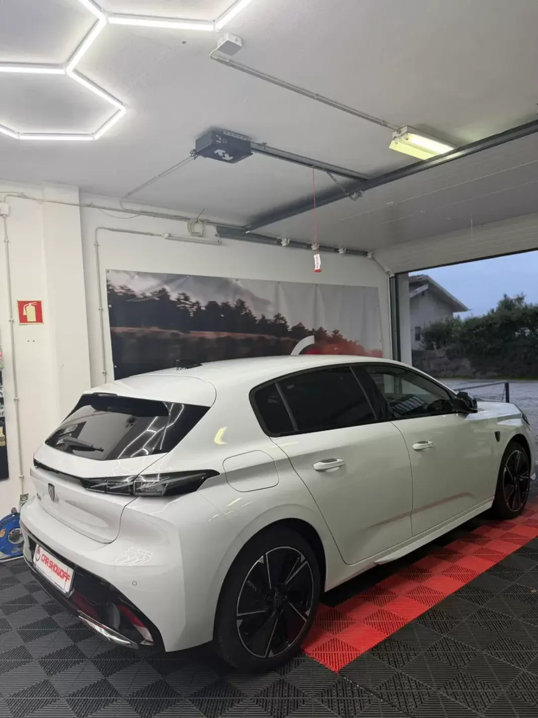 Peugeot e-308 2023 - 29990 EUR, 18850 km - AUTO.MOTO.pt - 18850km - foto 5 de 14