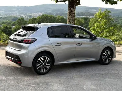 Peugeot 208 2023 - 13990 EUR, 27594 km - AUTO.MOTO.pt - 27594km - foto 3 de 11