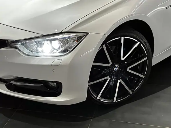 BMW 318 2012 - 16990 EUR, 173500 km - AUTO.MOTO.pt - 173500km - foto 16 de 35