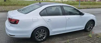 Volkswagen Jetta 2017 - 8990 EUR, 260000 km - AUTO.MOTO.pt - 260000km - foto 25 de 56
