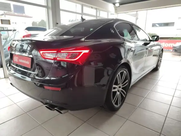 Maserati Ghibli 2015 - 34500 EUR, 129900 km - AUTO.MOTO.pt - 129900km - foto 11 de 36