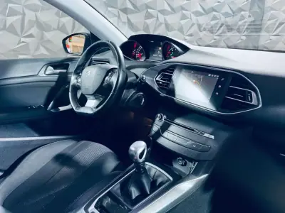 Peugeot 308 2018 - 11990 EUR, 102610 km - AUTO.MOTO.pt - 102610km - foto 18 de 32