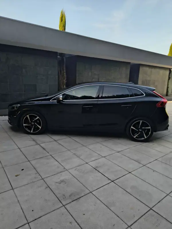 Volvo V40 2015 - 13900 EUR, 181000 km - AUTO.MOTO.pt - 181000km - foto 7 de 28