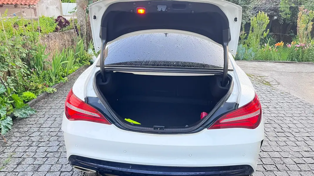 Mercedes-Benz CLA 180 2018 - 18990 EUR, 170000 km - AUTO.MOTO.pt - 170000km - foto 9 de 10